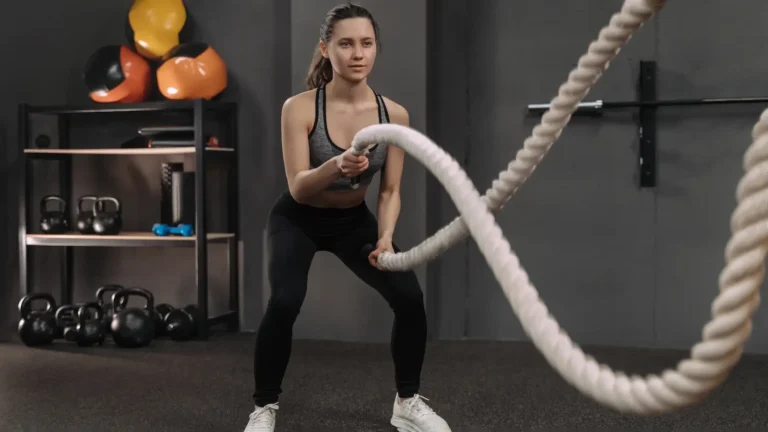 mulher fazendo treino funcional com corda