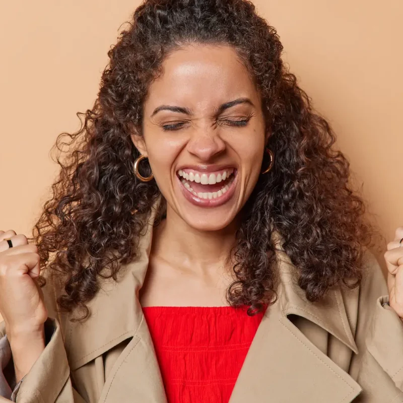 Mulher sorrindo, vencendo a resiliência